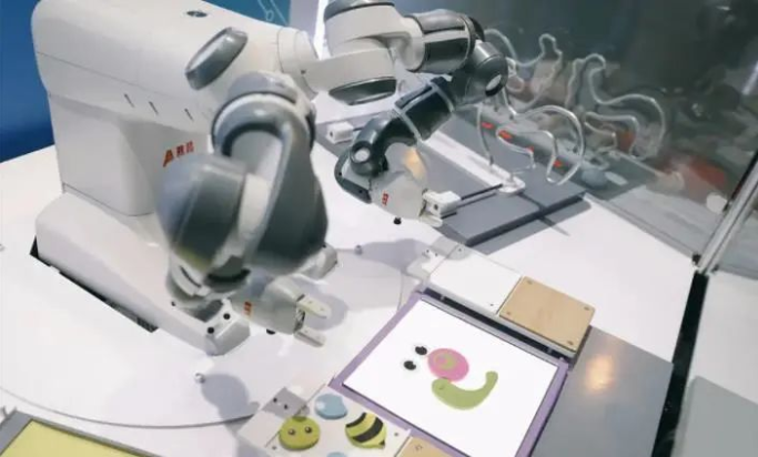 科技展品之機器人“穿針引線” 科技展品之機器人“穿針引線”